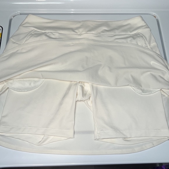 Nike Women's White Skort - Picture 3 of 6